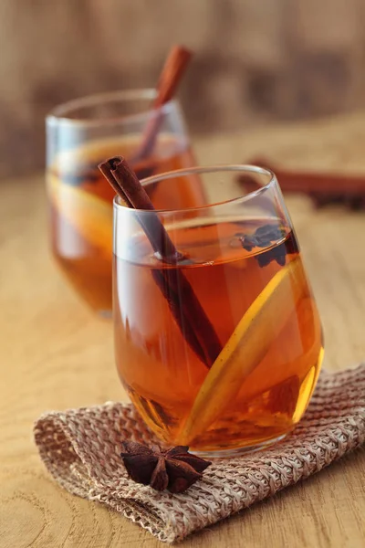 Apfelmost Cocktail Mit Zimt Und Apfelscheiben — Stockfoto