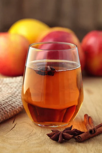 Äppelcider Cocktail Med Kanel Och Äpple Skivor — Stockfoto