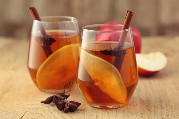 Apple Cider Cocktail Cinnamon Apple Slices — Stock Photo, Image
