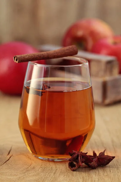 Äppelcider Cocktail Med Kanel Och Äpple Skivor — Stockfoto