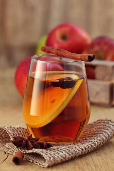 Äppelcider Cocktail Med Kanel Och Äpple Skivor — Stockfoto