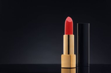 Moody koyu arka plan karşı kırmızı ruj. 