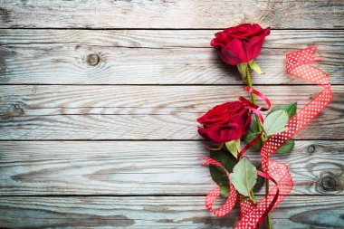 Ahşap rustik arka plan üzerinde kırmızı gül buketi.