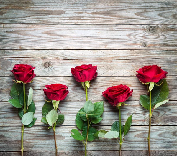 Fából Készült Rusztikus Alapon Vörös Rózsa Csokor — Stock Fotó