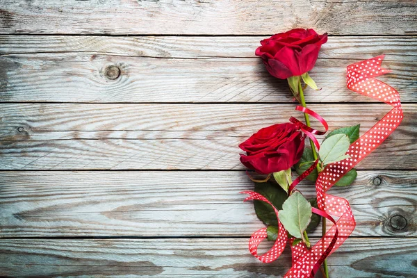 木製の素朴な背景に赤いバラの花束 — ストック写真