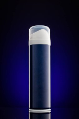 Mavi deodorant kutusunun yakın plan görüntüsü koyu mavi arkaplana karşı.