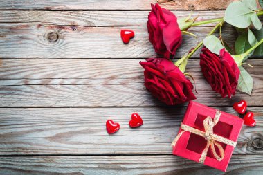 Ahşap rustik arka plan üzerinde kırmızı gül buketi.