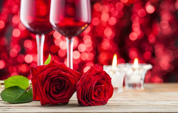 Roses Verres Vin Sur Une Vieille Table Bois Sur Fond — Photo