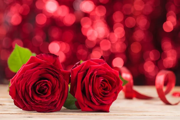 Red Roses Old Wooden Table Holiday Lights Background — Stock Photo, Image