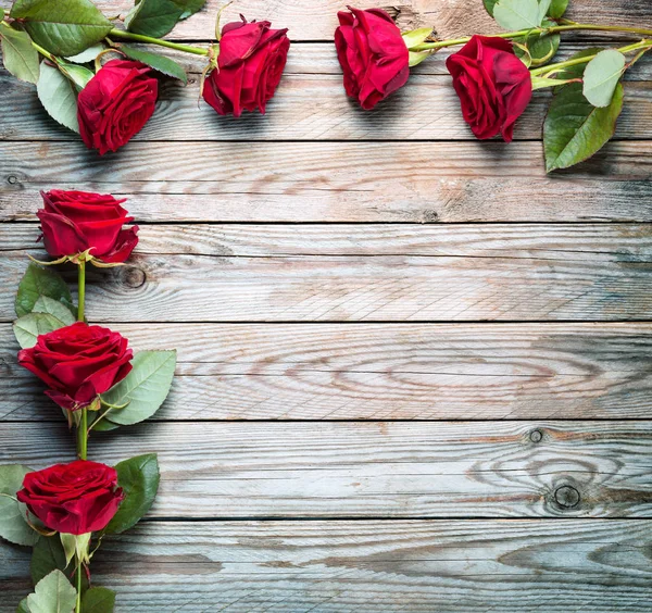 Ramo Rosas Rojas Sobre Fondo Rústico Madera —  Fotos de Stock