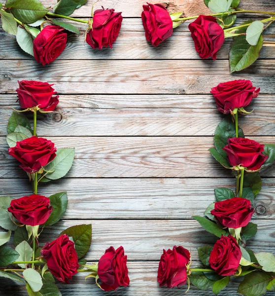 Bukiet Czerwonych Róż Tle Rustykalne Drewniane — Zdjęcie stockowe