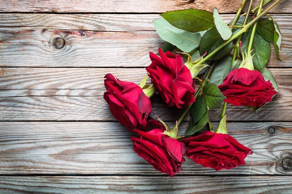 Μπουκέτο Από Κόκκινα Τριαντάφυλλα Ξύλινα Ρουστίκ Φόντο — Φωτογραφία Αρχείου