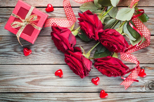 Bouquet Rose Rosse Sfondo Rustico Legno — Foto Stock