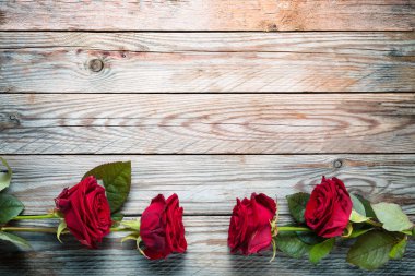 Ahşap rustik arka plan üzerinde kırmızı gül buketi.