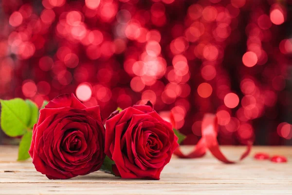 Красные Розы Старом Деревянном Столе Фоне Праздничных Огней — стоковое фото