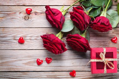 Ahşap rustik arka plan üzerinde kırmızı gül buketi.