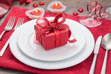 Tatil masasında yer ve hediye . 