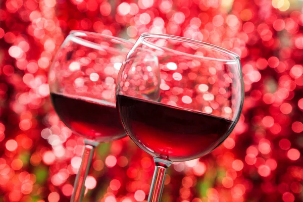 赤ワインの2つのガラスに焦点を当てた休日のライトの背景 — ストック写真