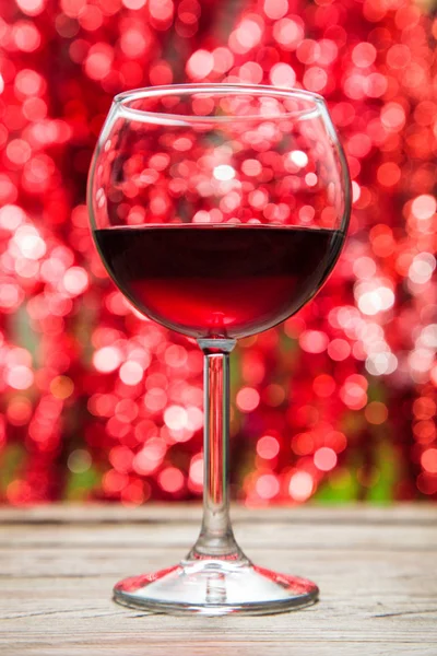 Odaklanamayan Tatil Işıklarına Karşı Iki Kadeh Kırmızı Şarap — Stok fotoğraf