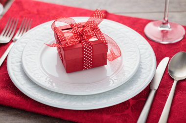 Tatil masasında yer ve hediye . 