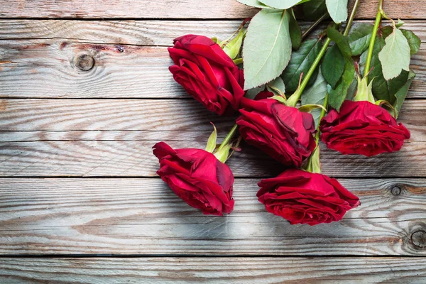 Bouquet Roses Rouges Sur Fond Rustique Bois — Photo