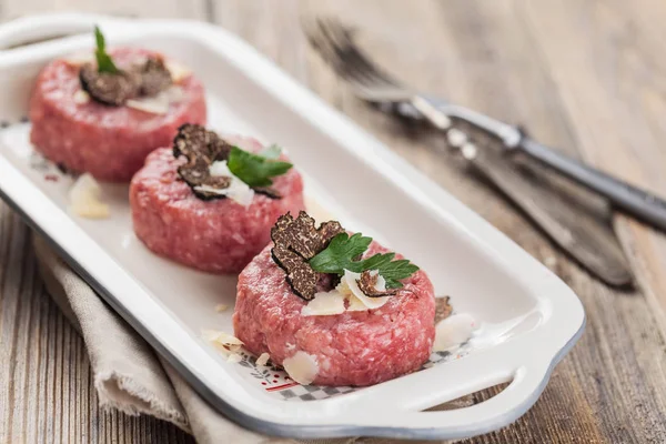 Close Tártaro Carne Com Salsa Trufas Pretas — Fotografia de Stock