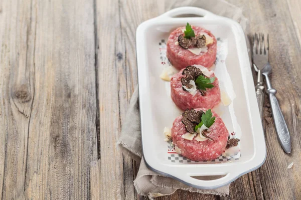 Close Tártaro Carne Com Salsa Trufas Pretas — Fotografia de Stock