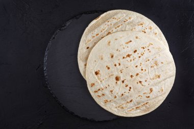 Siyah kayrak üzerinde boş sarar.