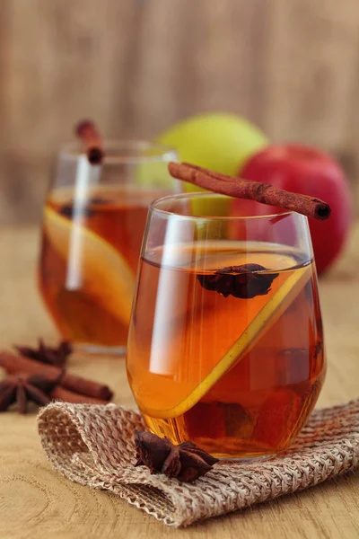 Apple cider med kryddor. — Stockfoto