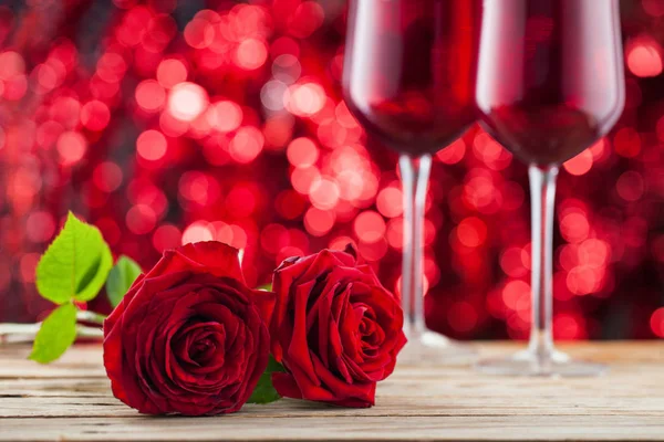 Roses et verres à vin . — Photo