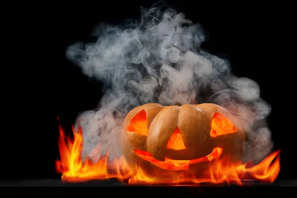 Halloween dýně s kouřem. — Stock fotografie