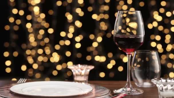 节日灯饰背景下的节日礼品和葡萄酒 — 图库视频影像