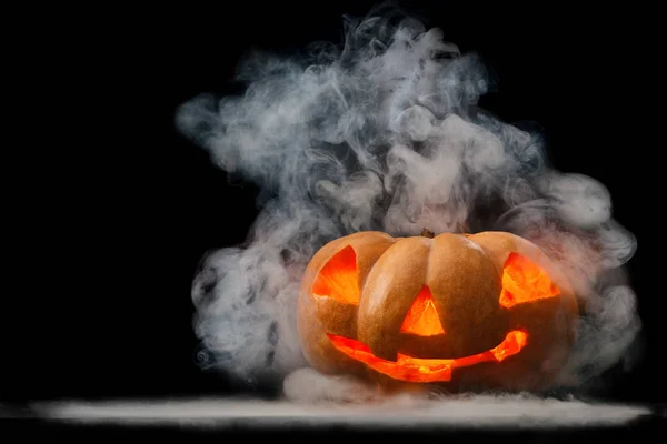 Halloween dýně s kouřem. — Stock fotografie