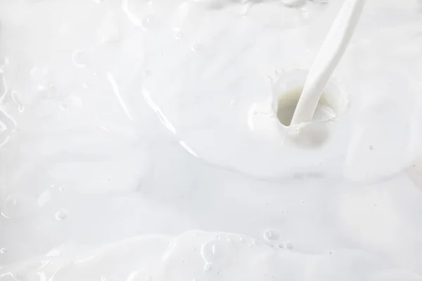 Menuang susu percikan — Stok Foto