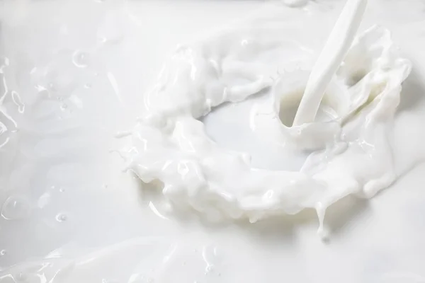 Pouring milk splash — Stock Photo, Image