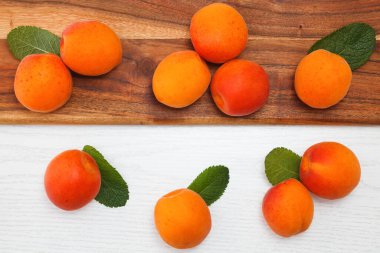 Kayısılar. Tahta beyaz arka planda olgun taze kayısılar.