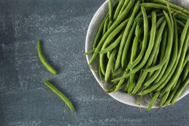 Gri bir masada yeşil fasulye yakın çekim