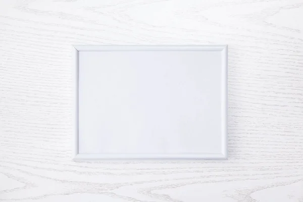 Weißer Einfacher Bilderrahmen Auf Weißem Holz — Stockfoto
