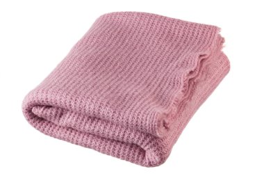 Örgü pembe battaniyenin yakın çekimi beyaz arka planda izole edilmiş..