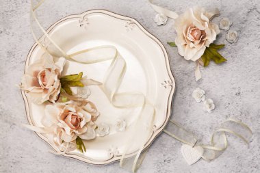 Restoranda boş kartı olan şık bir şenlik masası. Menü Davet Yapılandırması.