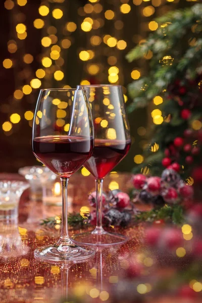 Şarap Kadehinde Kırmızı Şarap Arka Planda Tatil Işıkları — Stok fotoğraf