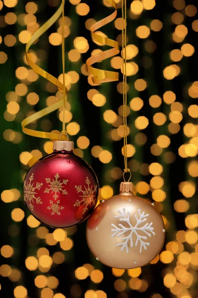 Kerstavond Ballen Tegen Vakantie Verlichting Achtergrond Nieuwjaar Gouden Versieringen Met — Stockfoto