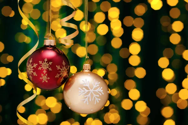 Bolas Noche Navidad Contra Fondo Luces Vacaciones Decoraciones Oro Año —  Fotos de Stock