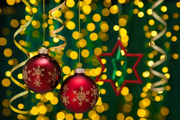 Різдвяні Вечірні Кульки Фоні Святкових Вогнів Новорічні Золоті Прикраси Гірляндами — стокове фото