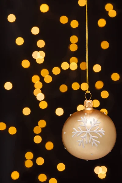 Bolas Noche Navidad Contra Fondo Luces Vacaciones Decoraciones Oro Año —  Fotos de Stock