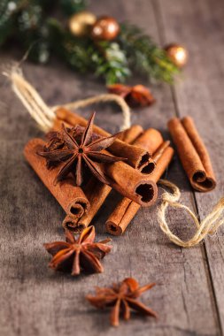 Tahta zemin üzerinde yıldız anason ve tarçın.