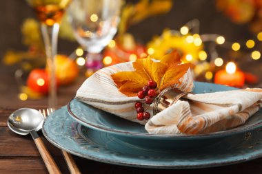 Şükran Günü güz yeri çatal bıçak takımı ve renkli sonbahar yapraklarıyla donatılmış..