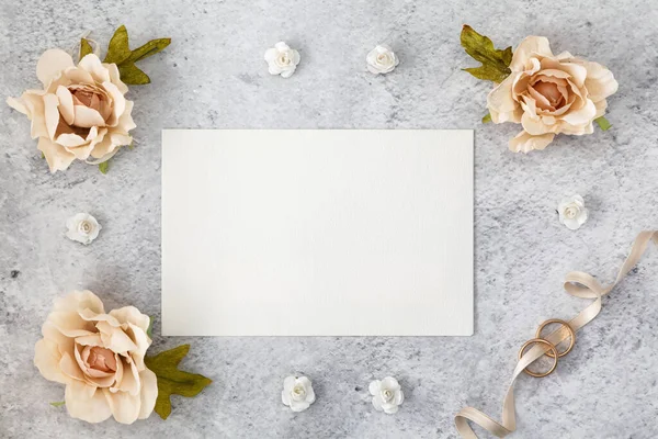 Huwelijksuitnodigingskaart Papier Tafel Versierd Met Rozen — Stockfoto