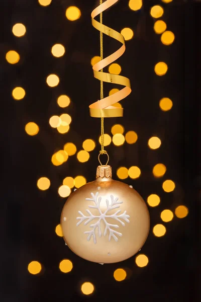 Kerstavond Ballen Tegen Vakantie Verlichting Achtergrond Nieuwjaar Gouden Versieringen Met — Stockfoto