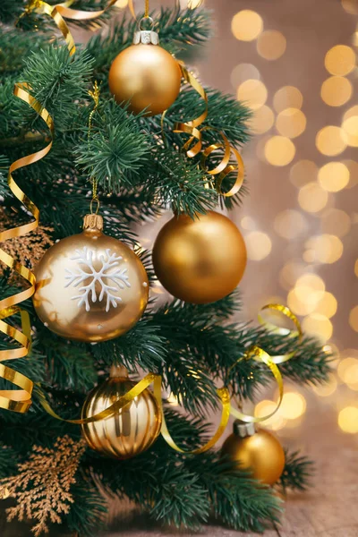 Bolas Noche Navidad Contra Fondo Luces Vacaciones Decoraciones Oro Año — Foto de Stock
